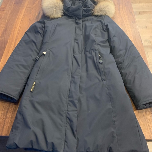 Superb and warm Kanuk coat. Mint condition. Colour is black. - Picture 2 of 9